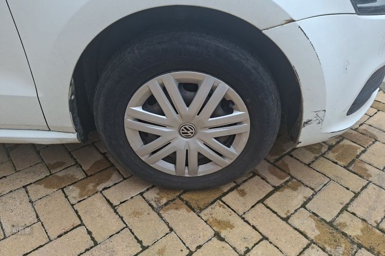 Volkswagen Polo 2015 car image #9