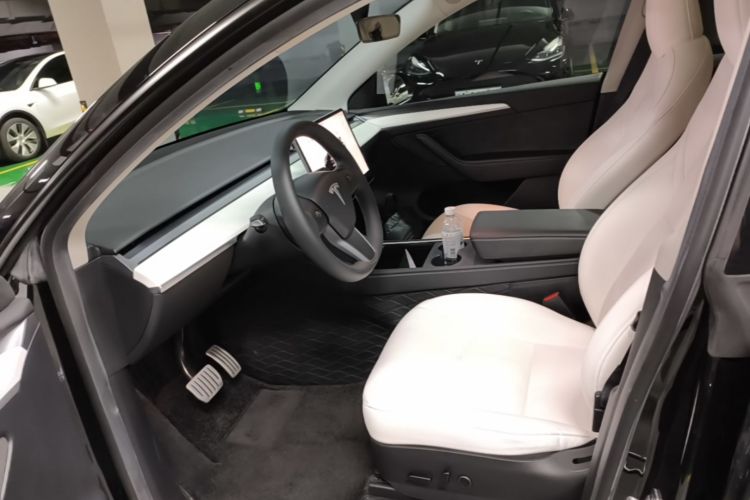 Tesla Model Y 2022 immagine di auto #15