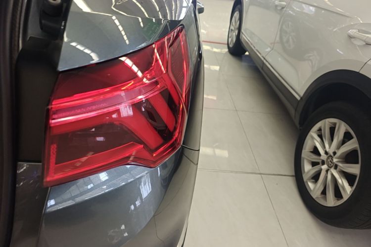 Audi Q3 2020 car image #8