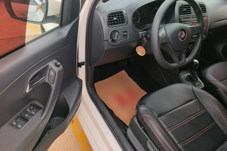 Volkswagen Polo 2019 car image #16