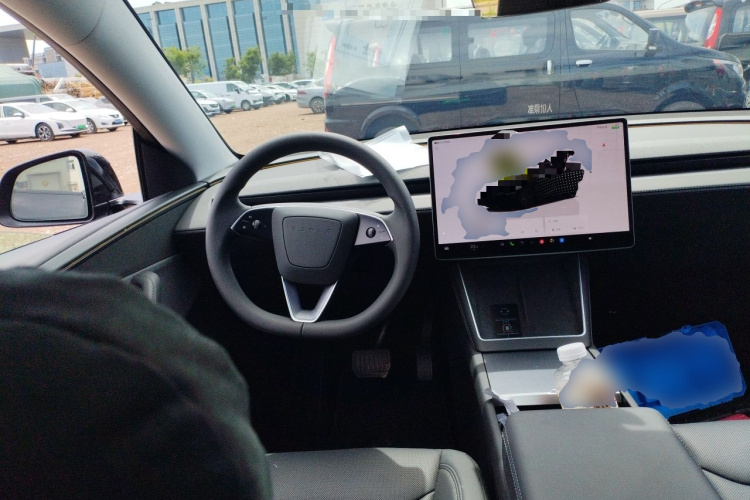 Tesla Model Y 2025 immagine di auto #11