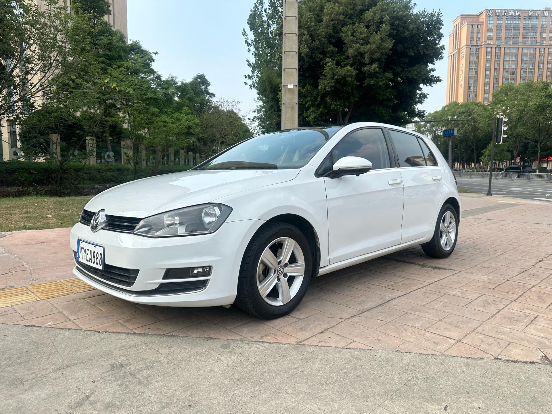 Volkswagen Golf 2014 Volkswagen Golf 2014 car image