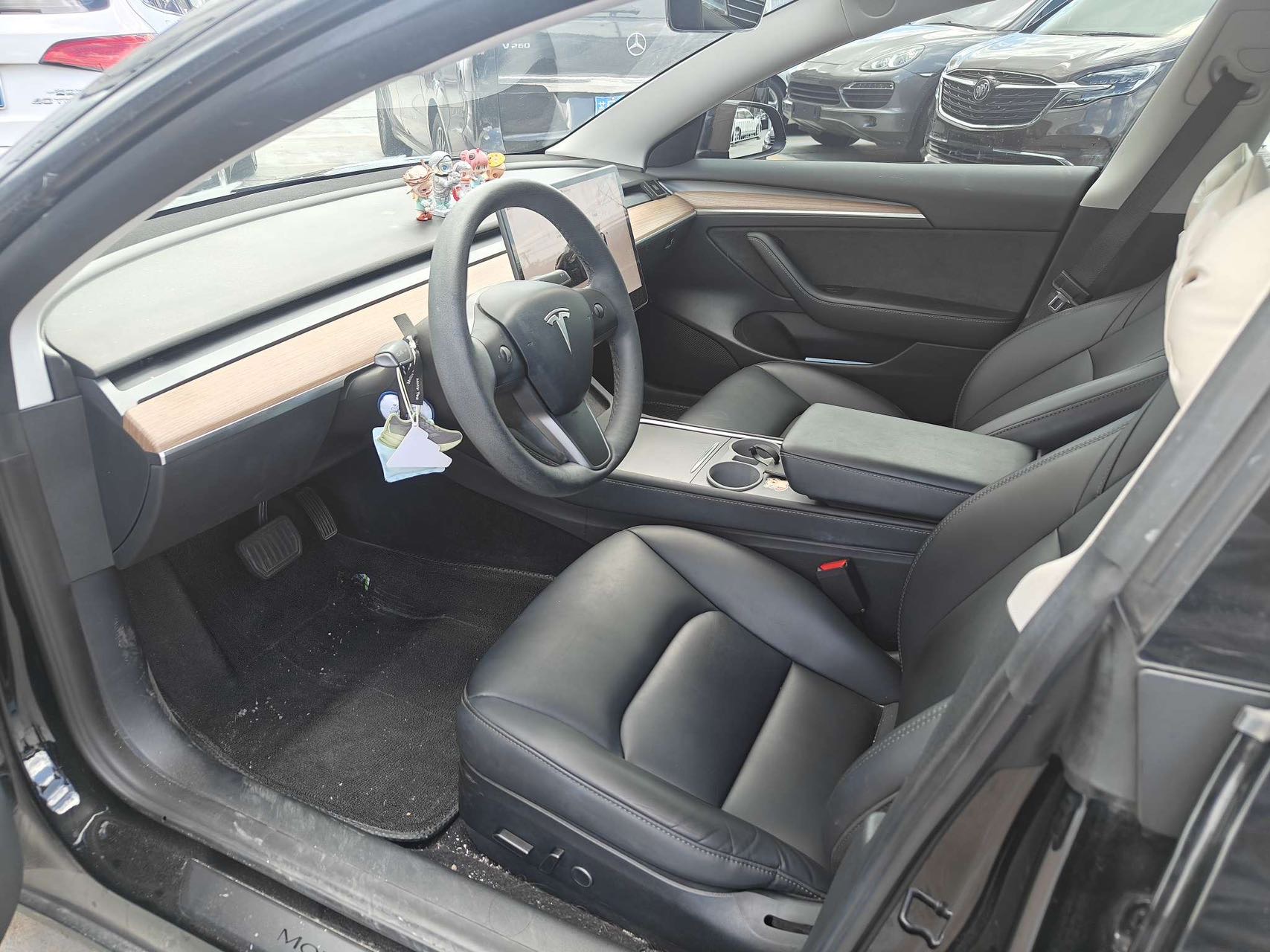 Tesla Model 3 2023 car image #2
