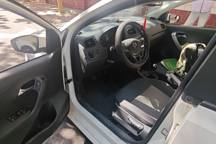 Volkswagen Polo 2014 car image #9
