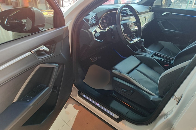 Audi Q3 2024 car image #16