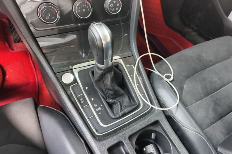 Volkswagen Golf 2020 car image #18