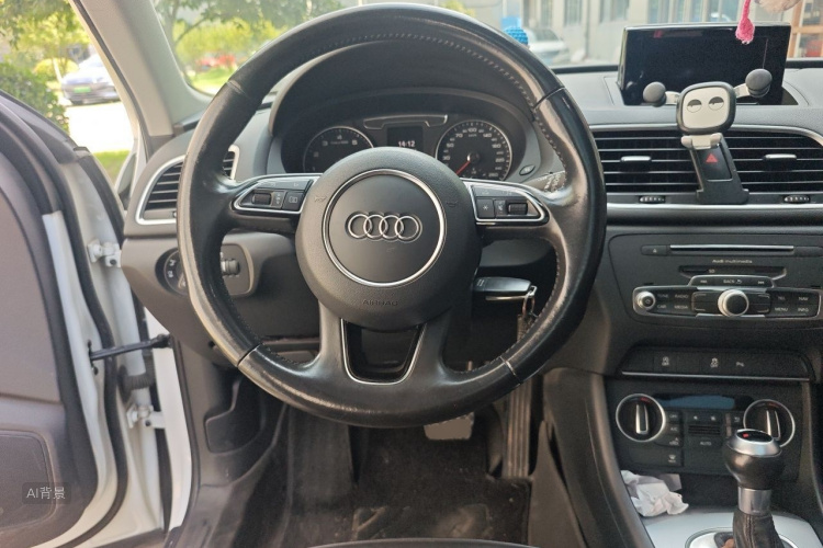 Audi Q3 2017 car image #12