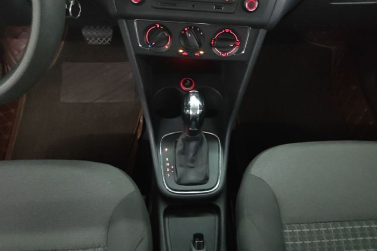Volkswagen Polo 2015 car image #14