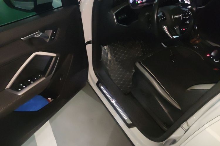 Audi Q3 2020 car image #9