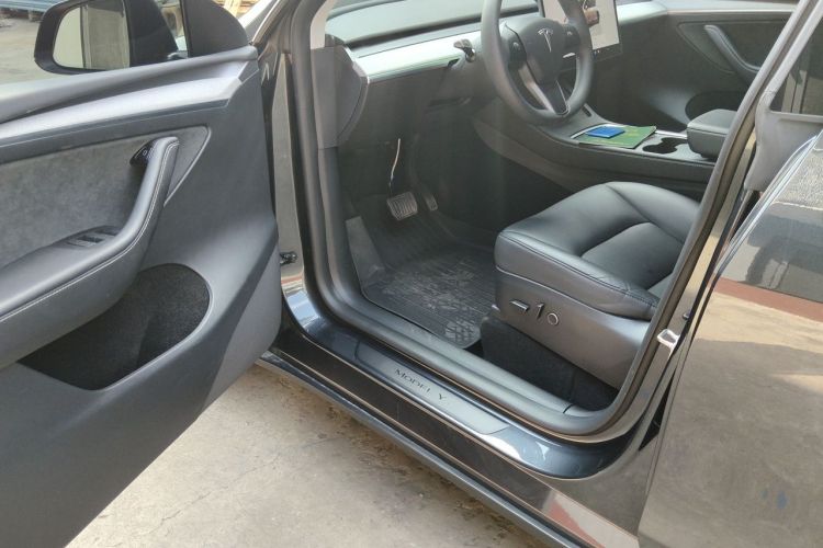 Tesla Model Y 2024 car image #9