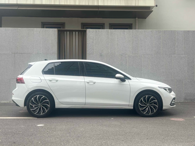 Volkswagen Golf 2023 car image #3