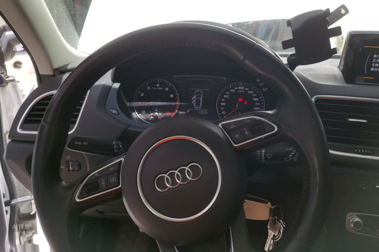 Audi Q3 2018 car image #12