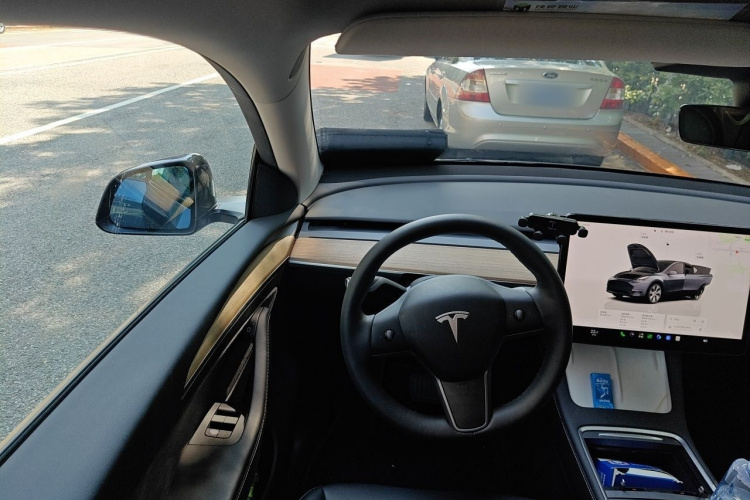 Tesla Model Y 2022 car image #15