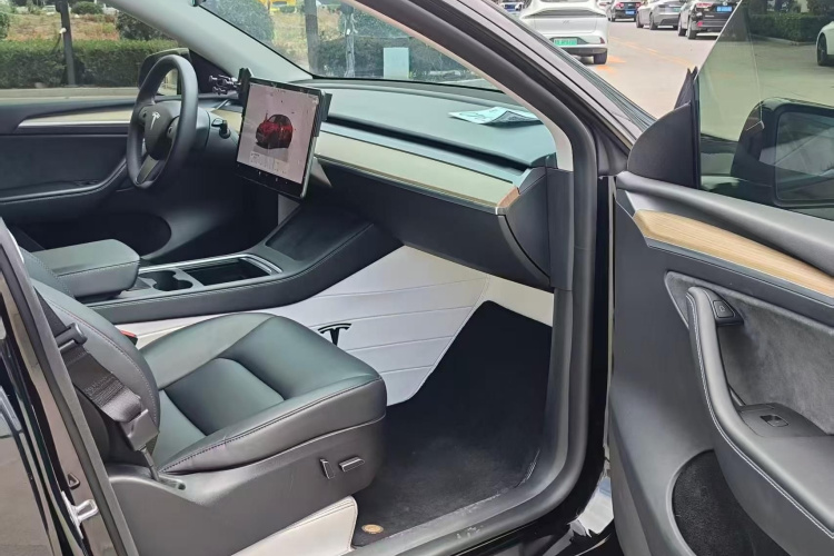 Tesla Model Y 2023 immagine di auto #14