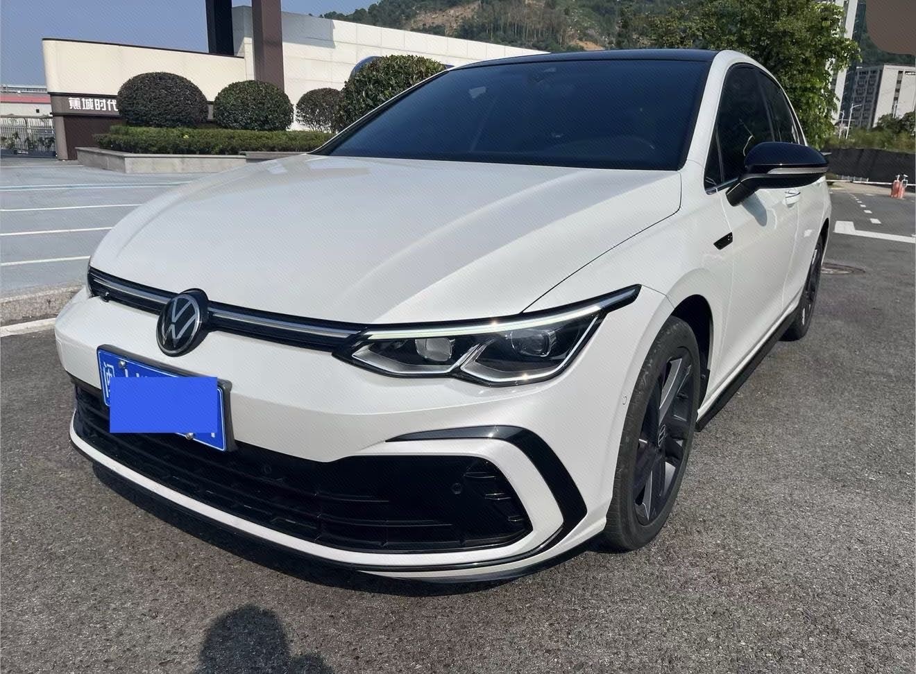 Volkswagen Golf 2024 immagine di auto 