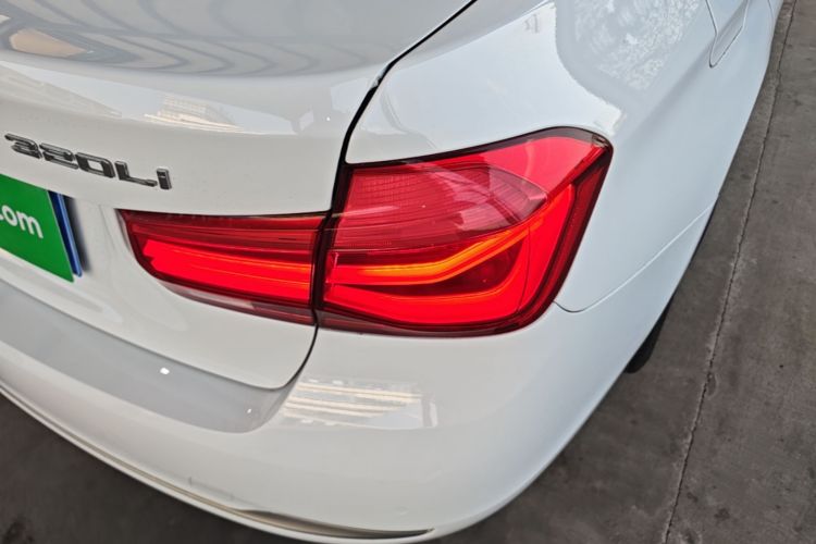 BMW 3 Series 2018 car image #8