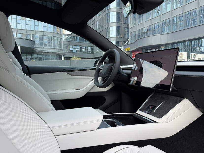 Tesla Model Y L 2026 #6 Tesla Model Y L 2026 car image #6