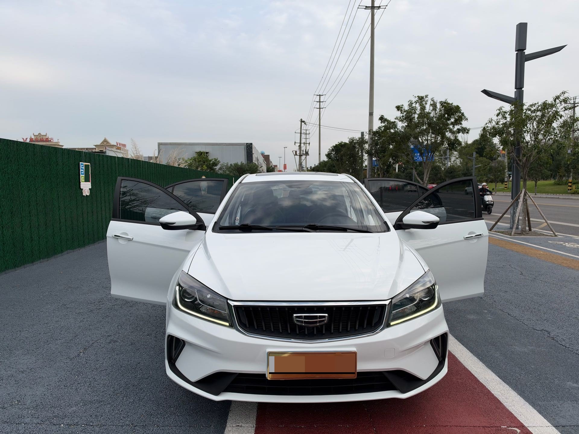 GEELY Emgrand 2021 car image #9
