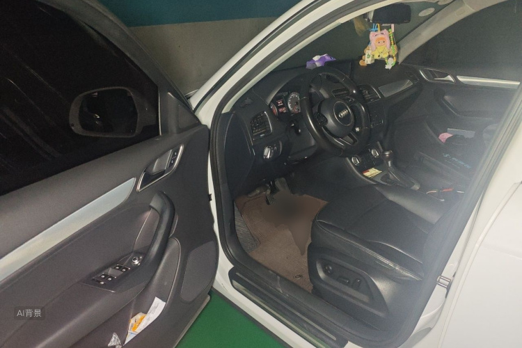 Audi Q3 2015 car image #18