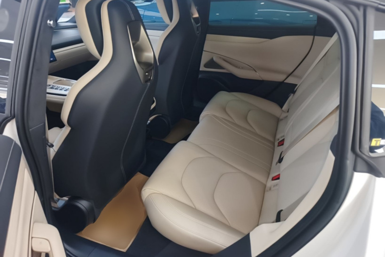 MI SU7 2025 immagine di auto #17