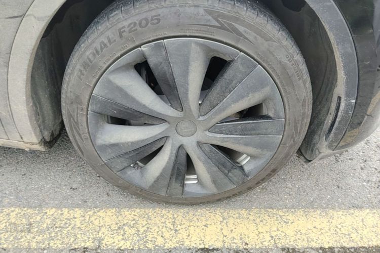 Tesla Model Y 2023 car image #9