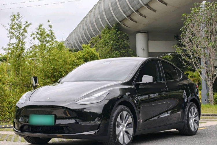 Tesla Model Y 2023 #2 Tesla Model Y 2023 car image #2