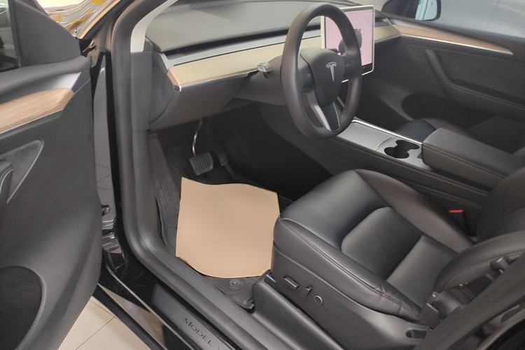 Tesla Model Y 2023 car image #16