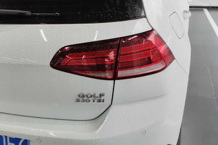 Volkswagen Golf 2018 car image #8