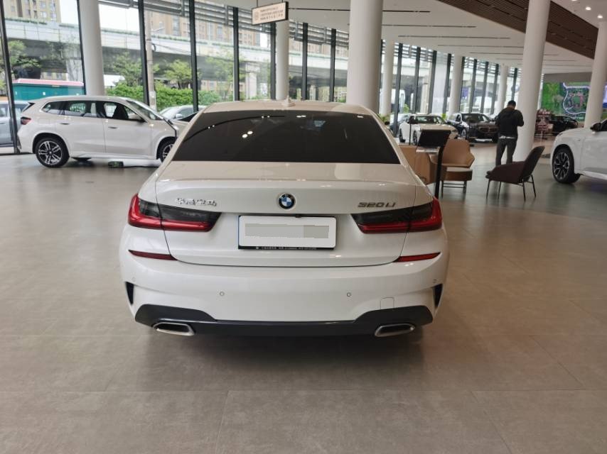 BMW 3 Series 2021 immagine di auto #4