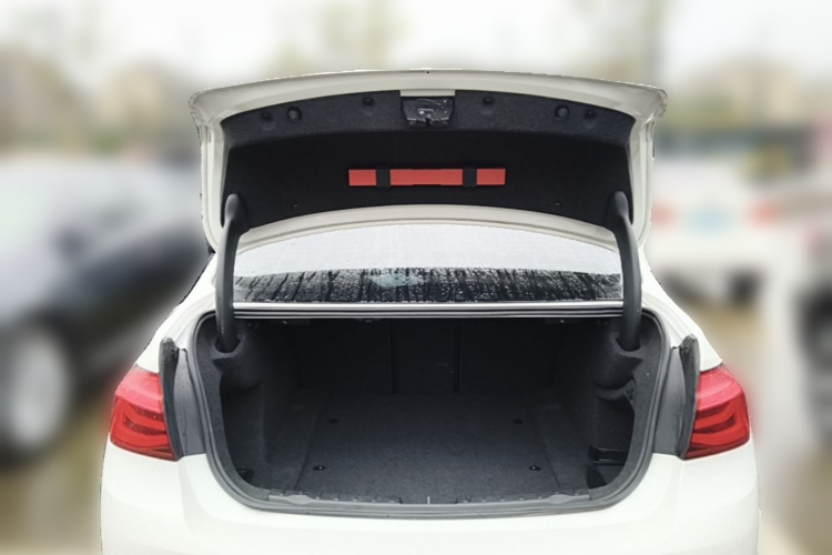 BMW 3 Series 2019 car image #21