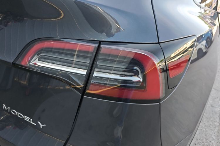 Tesla Model Y 2022 #8 Tesla Model Y 2022 car image #8