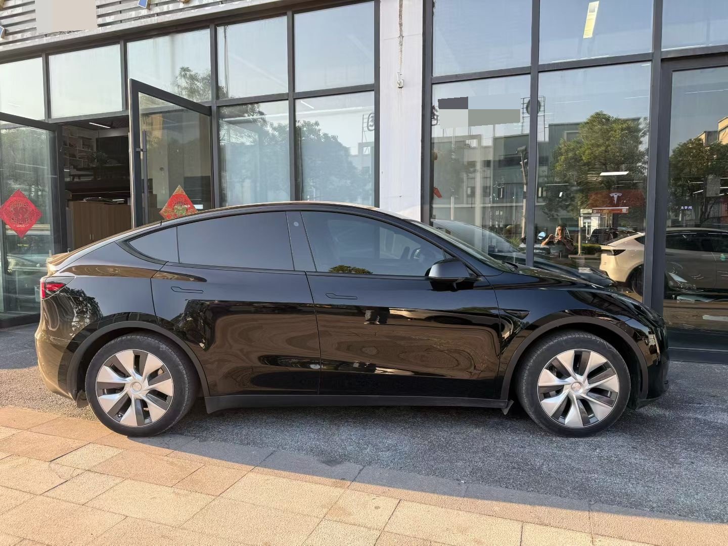 Tesla Model Y 2023 car image #8