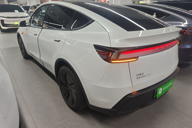 Tesla Model Y 2025 #5 Tesla Model Y 2025 immagine di auto #5