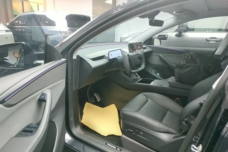 Tesla Model Y 2025 immagine di auto #12