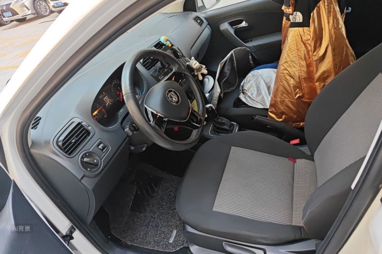 Volkswagen Polo 2016 car image #17
