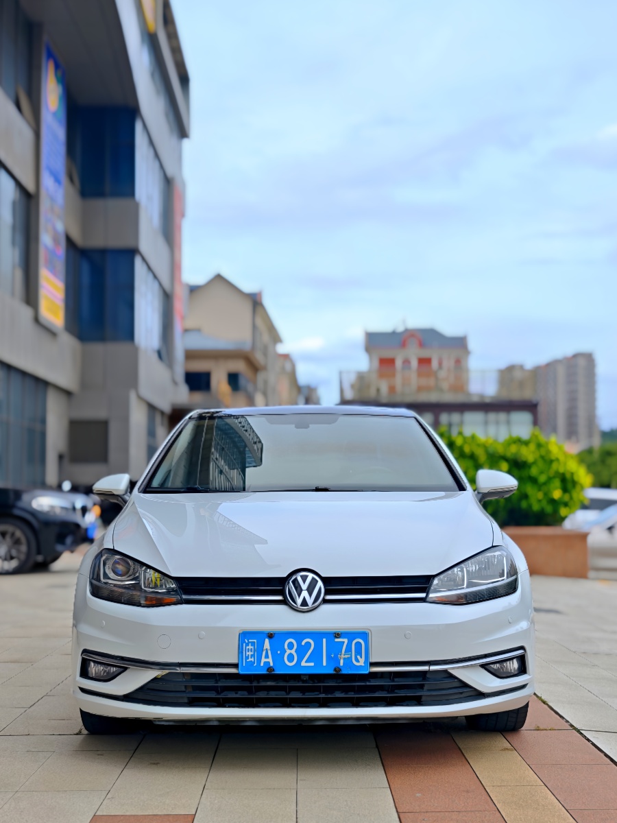 Volkswagen Golf 2019 car image #2