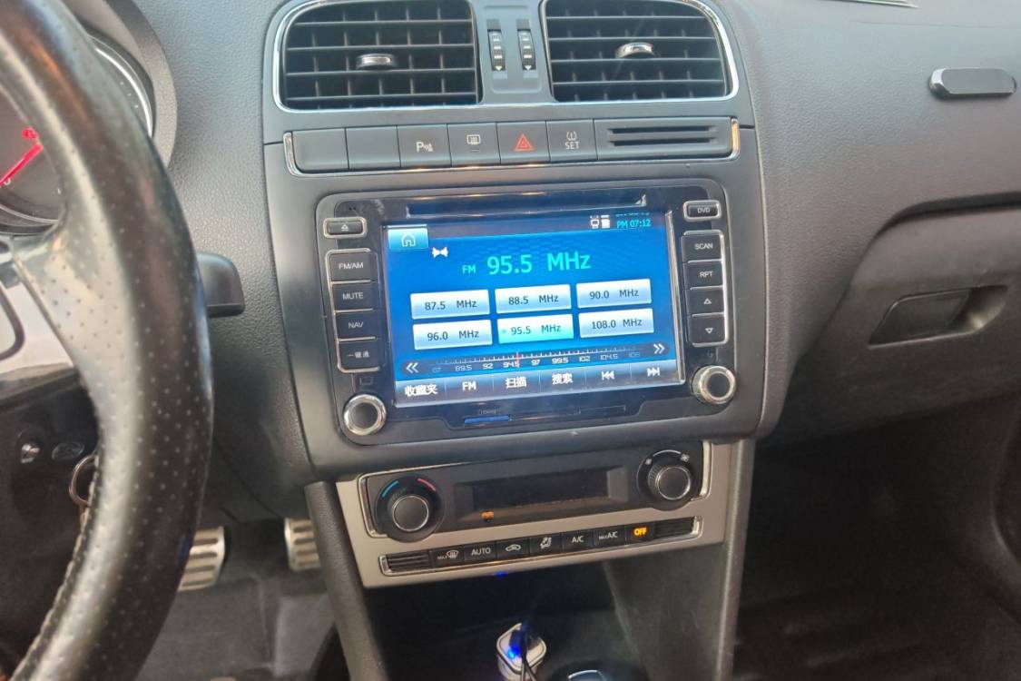 Volkswagen Polo 2014 car image #26