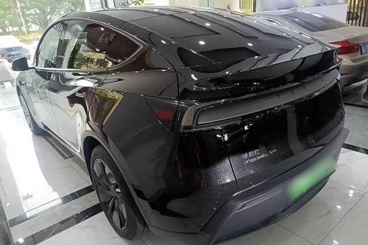 Tesla Model Y 2025 #5 Tesla Model Y 2025 car image #5