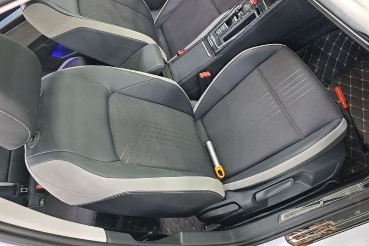 Volkswagen Golf 2025 car image #30