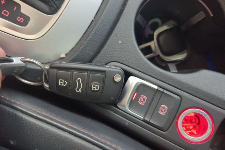 Audi Q3 2017 car image #9