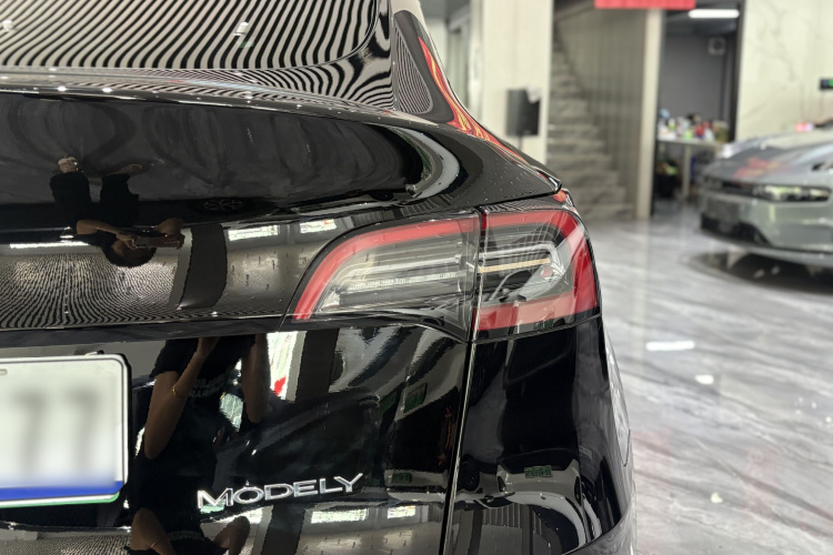 Tesla Model Y 2023 car image #9