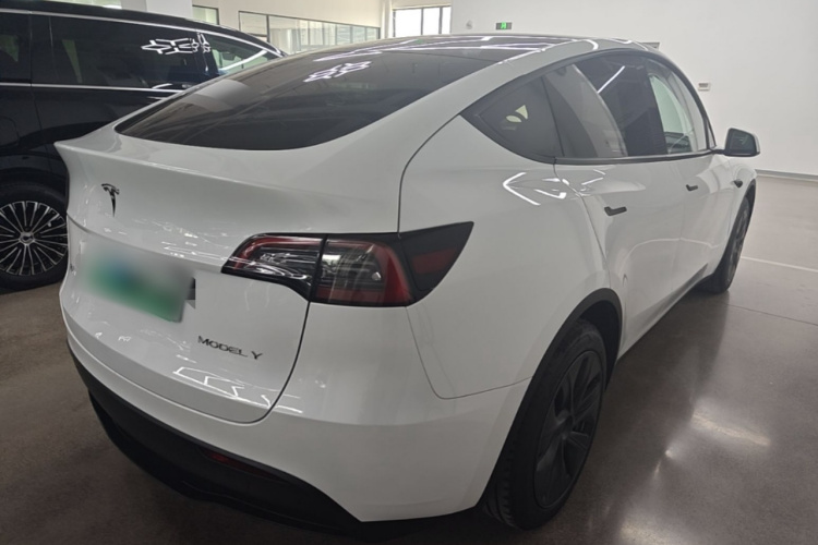 Tesla Model Y 2024 #7 Tesla Model Y 2024 car image #7