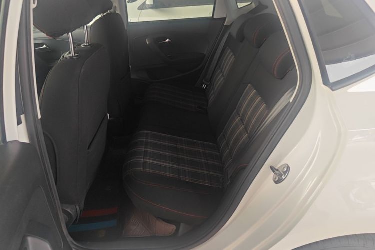 Volkswagen Polo 2015 car image #17