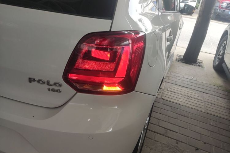 Volkswagen Polo 2016 car image #8
