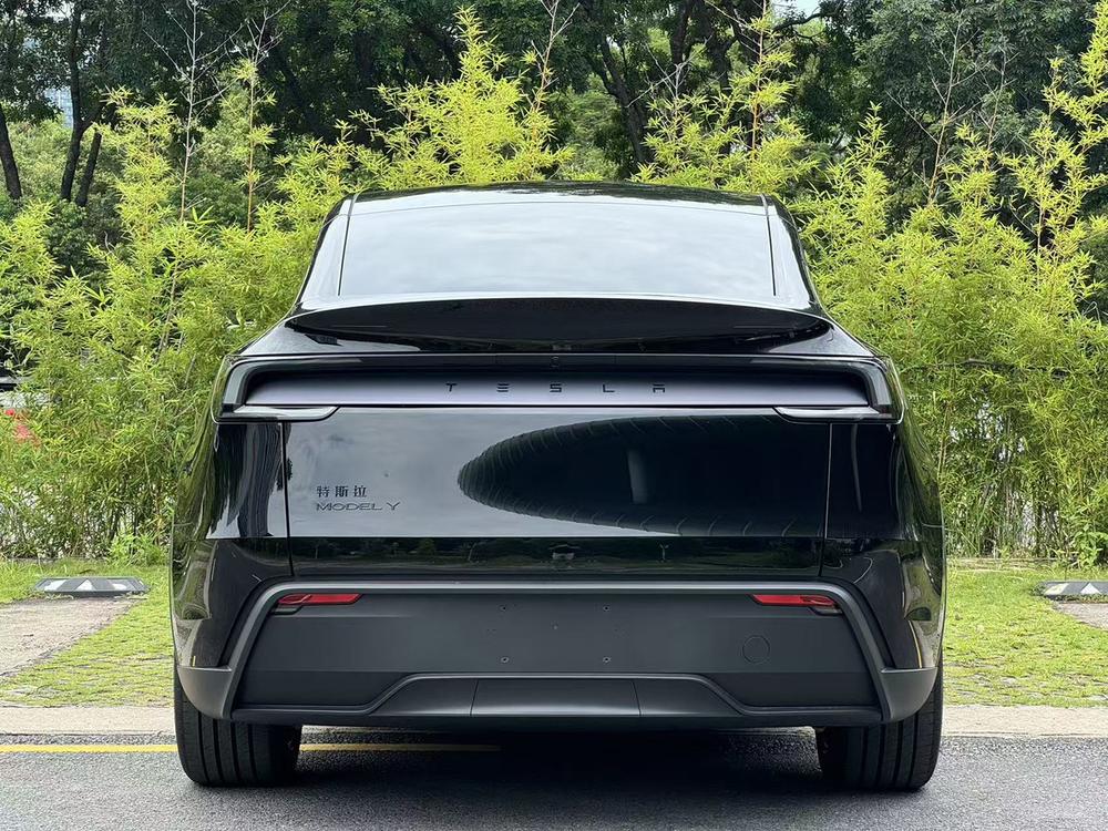 Tesla Model Y 2026 #6 Tesla Model Y 2026 car image #6