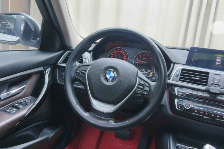 BMW 3 Series 2019 car image #10