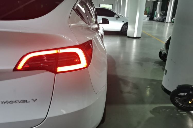 Tesla Model Y 2022 car image #8