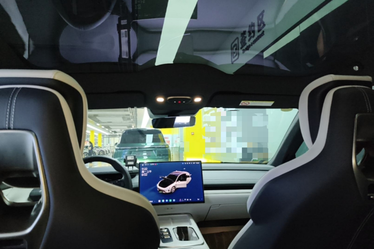 MI SU7 2025 immagine di auto #18