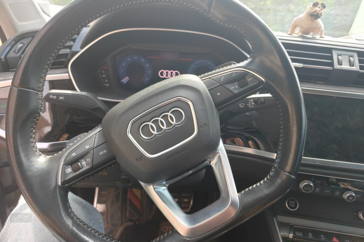 Audi Q3 2021 car image #12