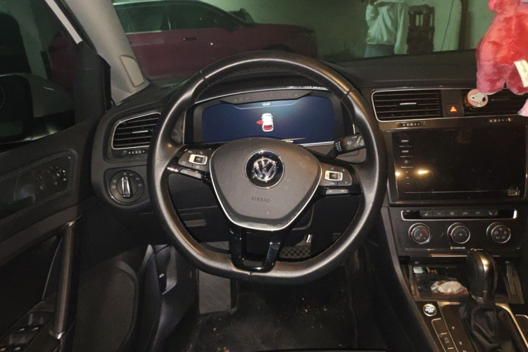Volkswagen Golf 2020 car image #11